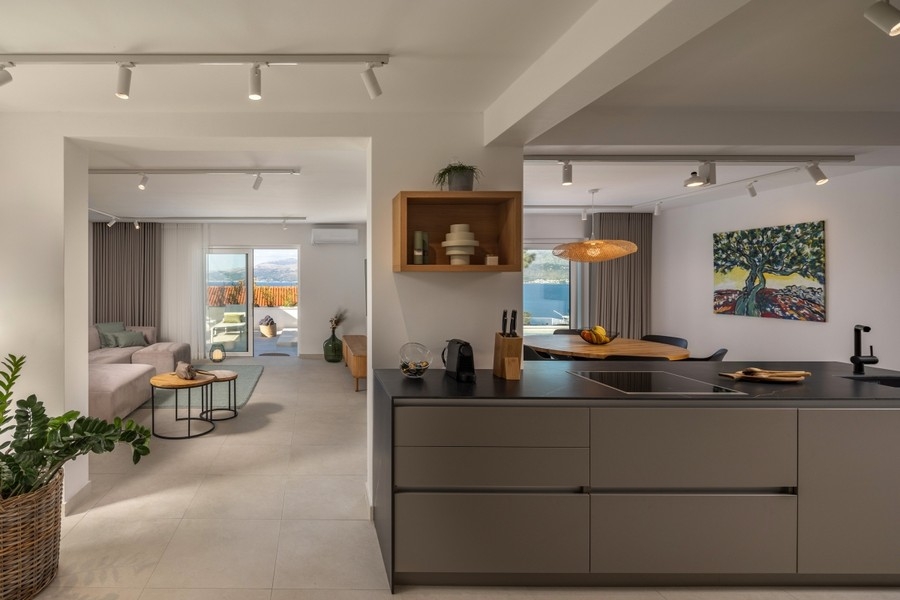 Cucina moderna con isola e zona pranzo