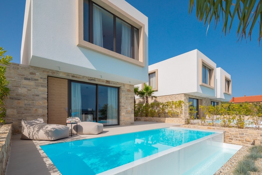 Villa moderna con piscina sul mare, isola di Pasman.