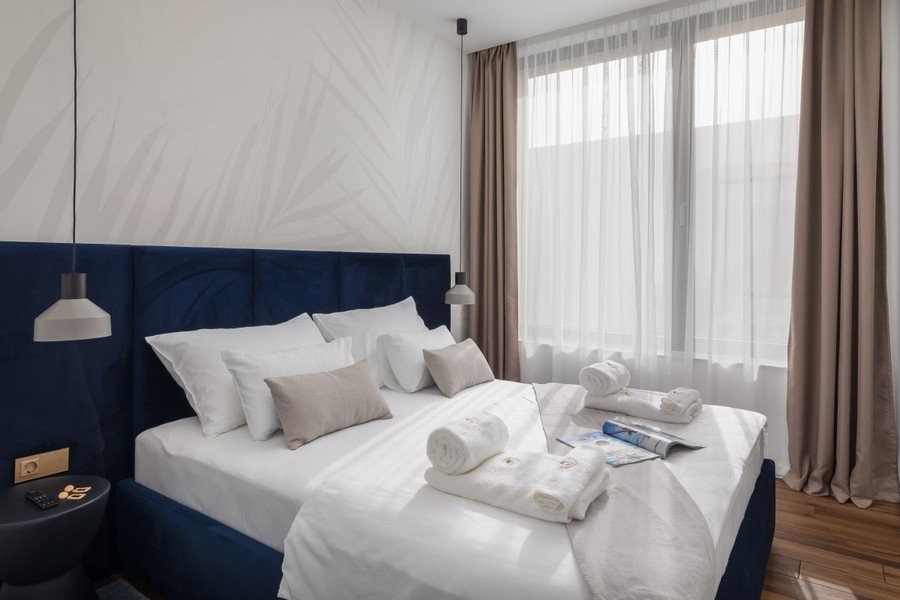 Camera da letto con grande finestra