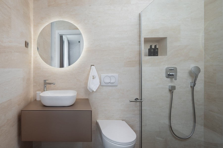 Bagno moderno con doccia