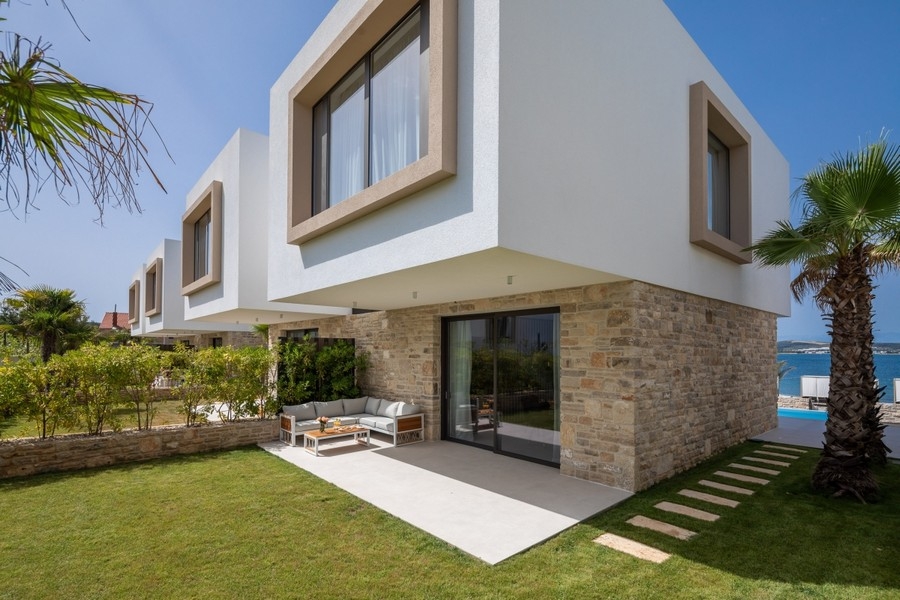 Villa moderna con vista mare e giardino