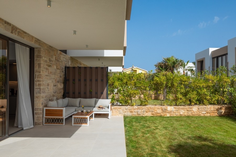 Terrazza coperta con lounge e giardino