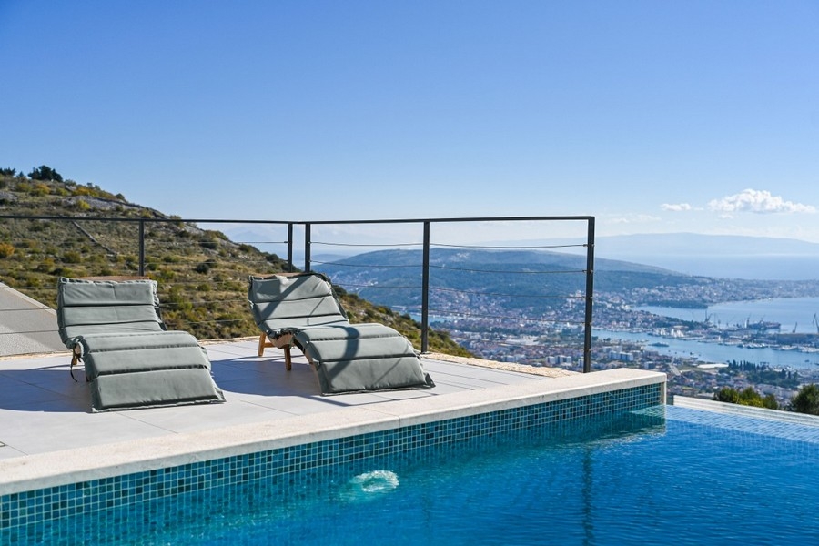 Piscina a sfioro con vista panoramica su Trogir e sul mare - villa H3928