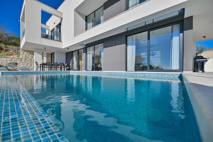 Villa con piscina in Croazia vicino a Trogir in vendita - H3928.