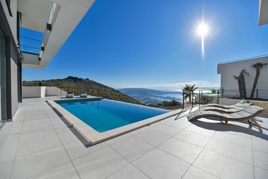 Villa moderna con piscina a sfioro e vista mare