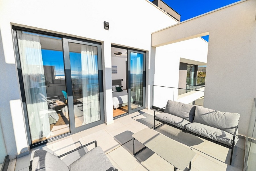 Ampia terrazza con zona salotto e vetrata