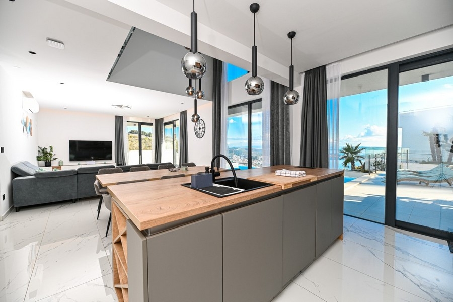 Cucina moderna con isola e accesso alla terrazza