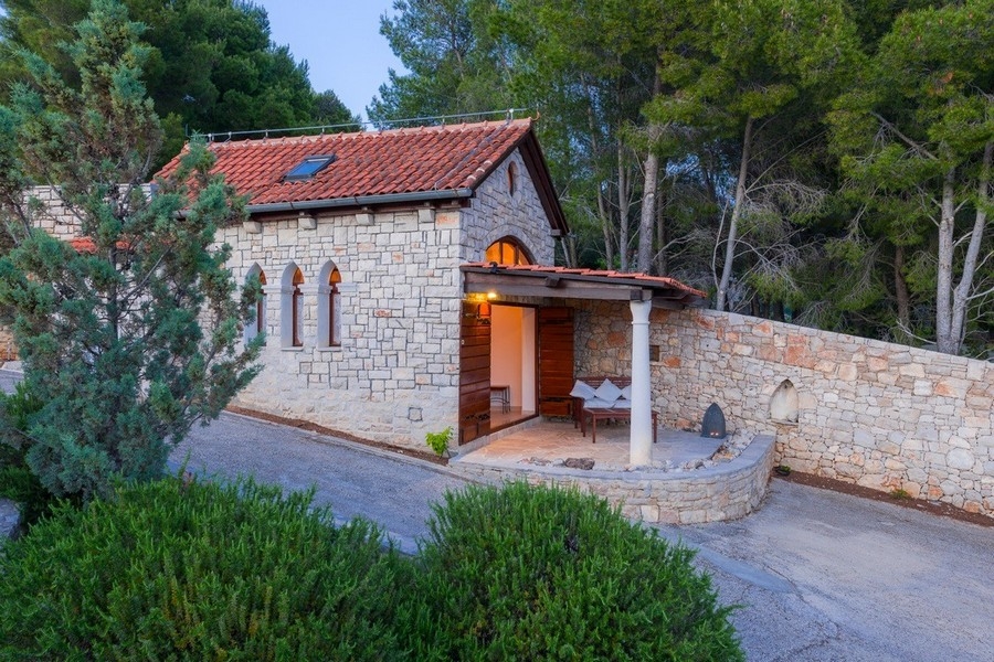 Casa in pietra in posizione tranquilla con giardino mediterraneo