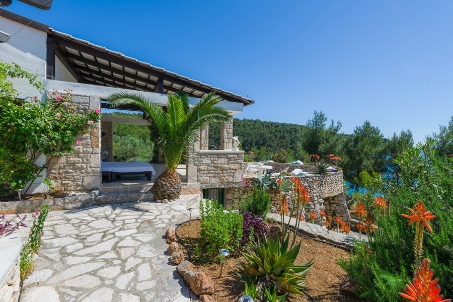 Casa in pietra mediterranea con giardino e vista mare