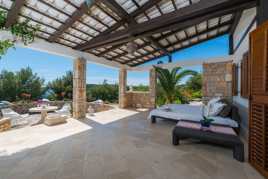 Terrazza coperta con lounge e vista mare
