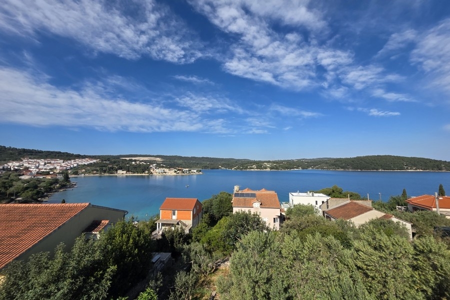 Vista sui tetti di tegole sull'ampia baia con cielo nuvoloso
