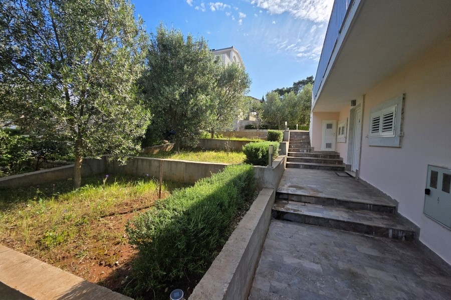 Accesso alla casa con terrazza e area giardino