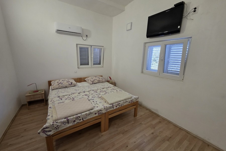 Camera da letto con letto matrimoniale e climatizzatore