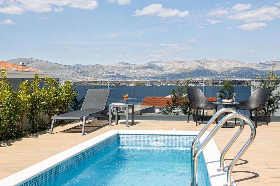 Piscina, terrazza e vista mare dell'immobile H3931 a Ciovo