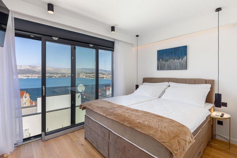 Camera da letto con vista mare e accesso al balcone