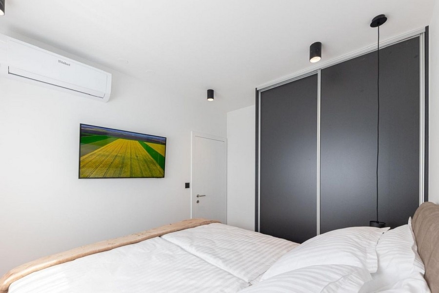 Camera da letto con armadio a muro e climatizzatore