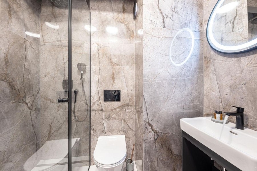 Bagno moderno con doccia e dotazioni di pregio