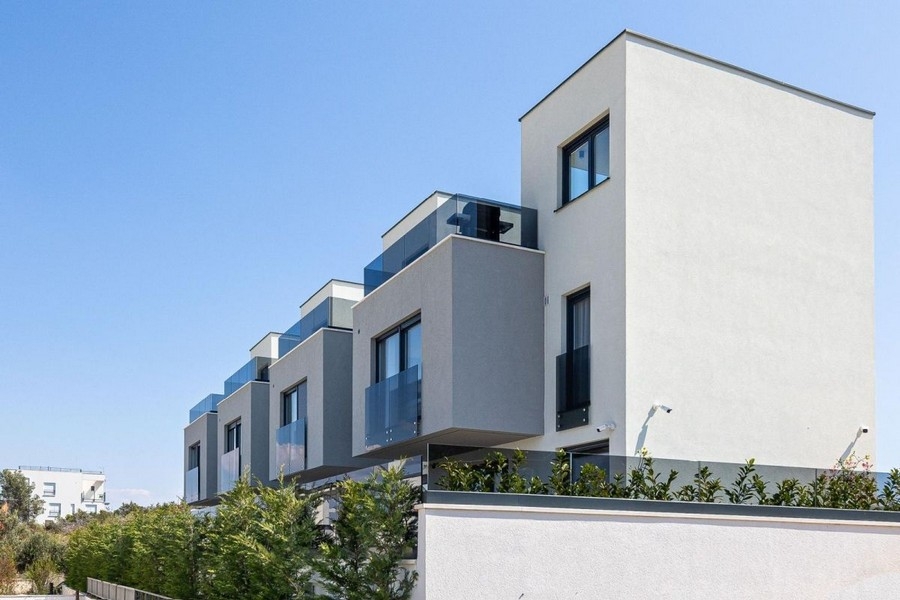 Casa moderna di nuova costruzione dall'architettura lineare in Croazia
