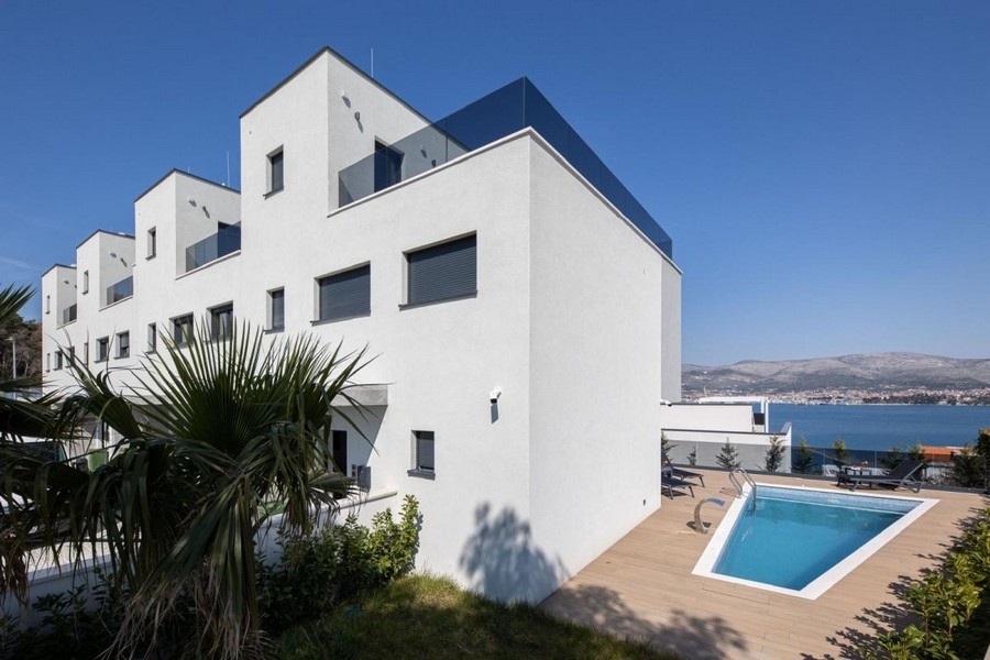 Moderno complesso di nuova costruzione con piscina e vista mare