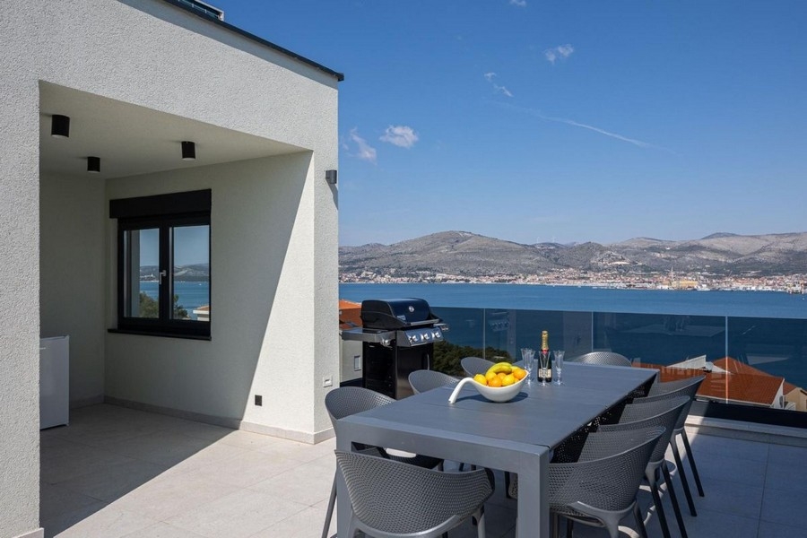 Terrazza coperta con zona pranzo e vista mare