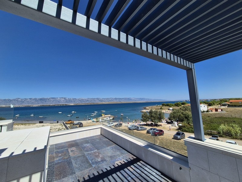 Terrazza sul tetto con vista sul mare e sui monti in Croazia