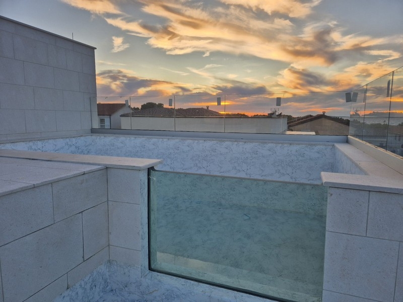Piscina sulla terrazza sul tetto dell'immobile H3932 a Vir, Croazia.