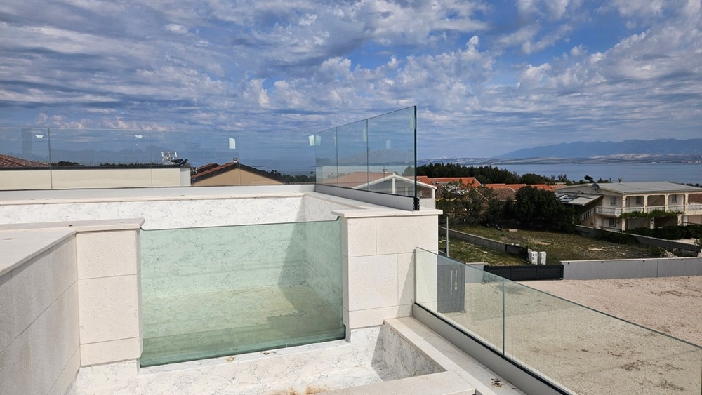 Terrazza sul tetto con piscina privata, parapetto in vetro e bella vista mare a Vir.