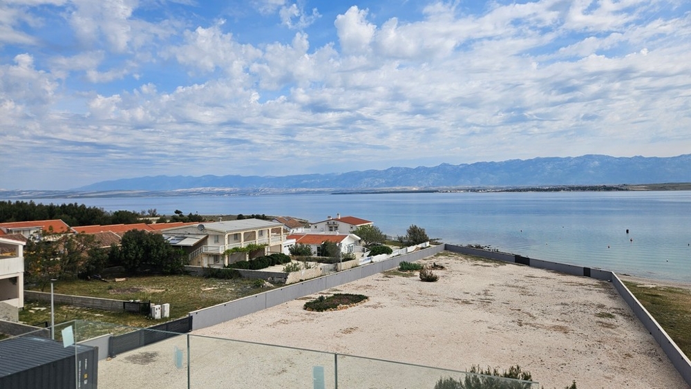 Ampia vista panoramica sul mare, sull'isola di Pag e sulla catena montuosa del Velebit.