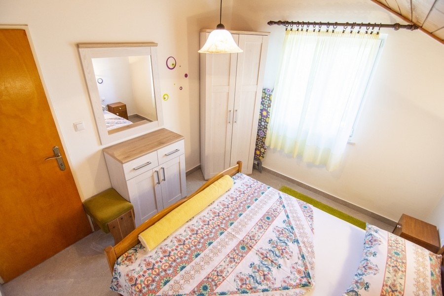 Camera da letto con letto matrimoniale e finestra