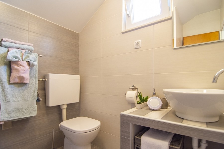 Bagno con WC e lavabo