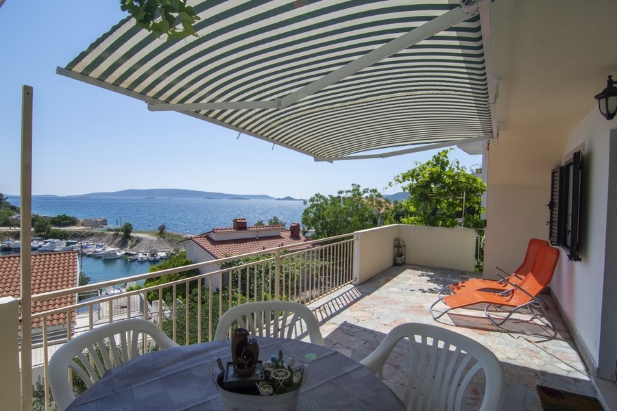 Terrazza con vista mare dell'offerta H3934 a Ciovo in Croazia