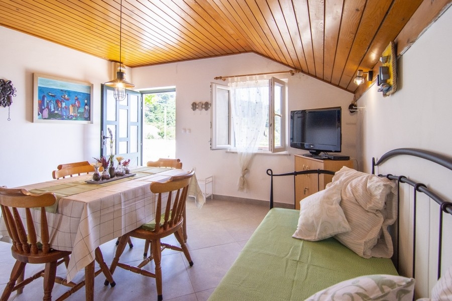 Soggiorno luminoso con zona pranzo e uscita verso l'esterno