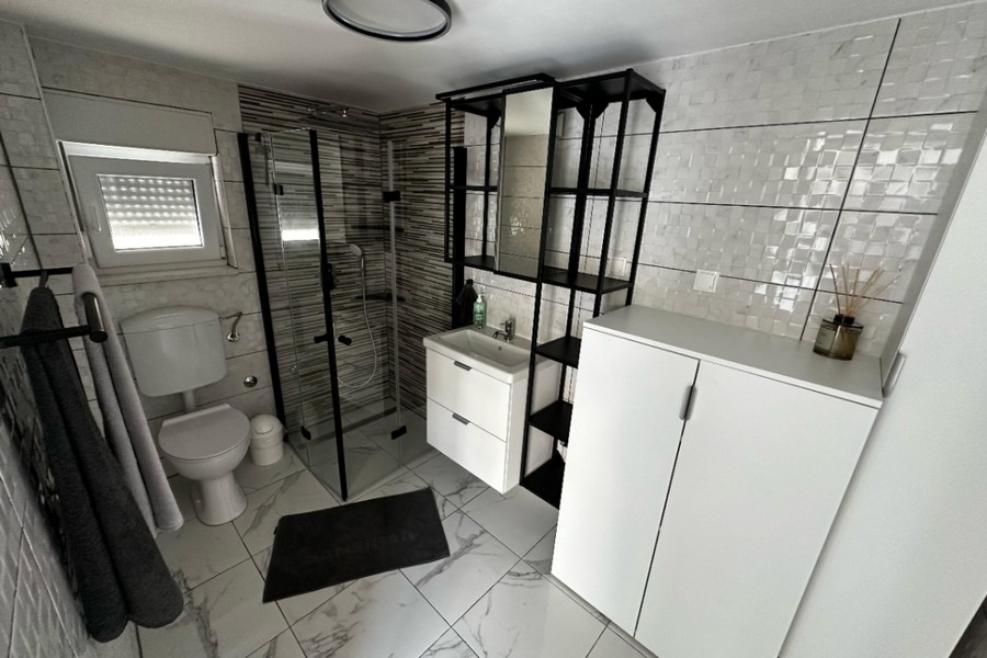 Bagno moderno con doccia