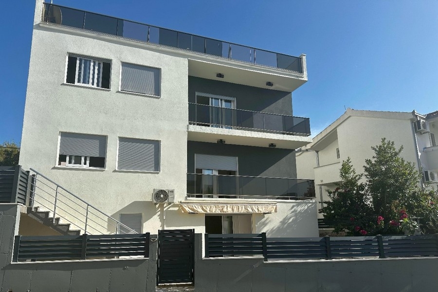 Casa moderna con tre appartamenti su Ciovo in Dalmazia.