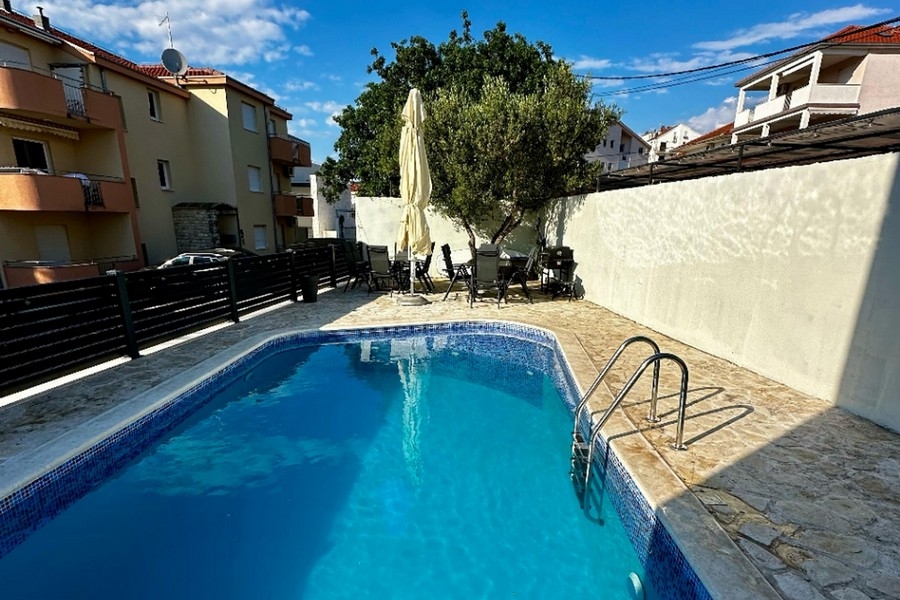 Piscina con solarium sull'isola di Ciovo