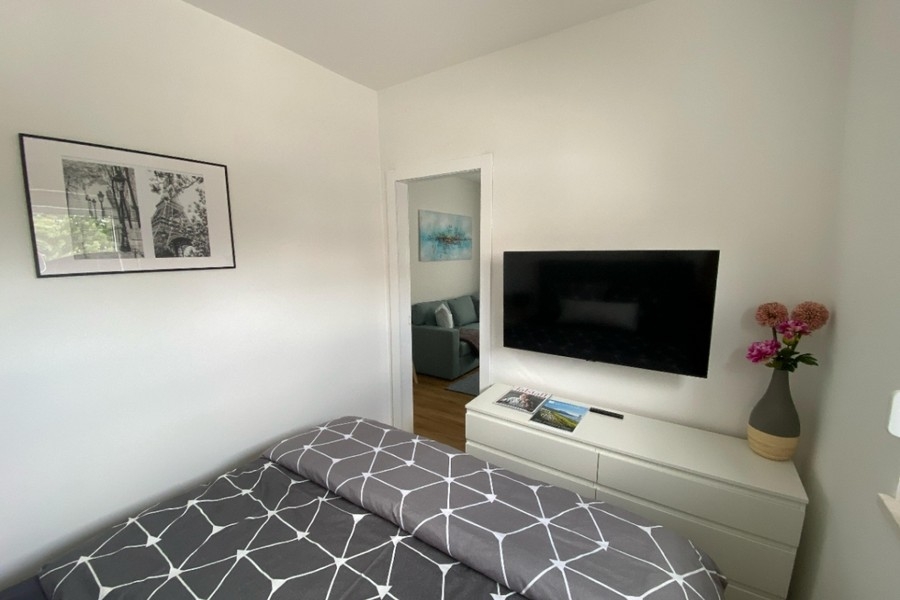 Camera da letto con TV e arredamento moderno