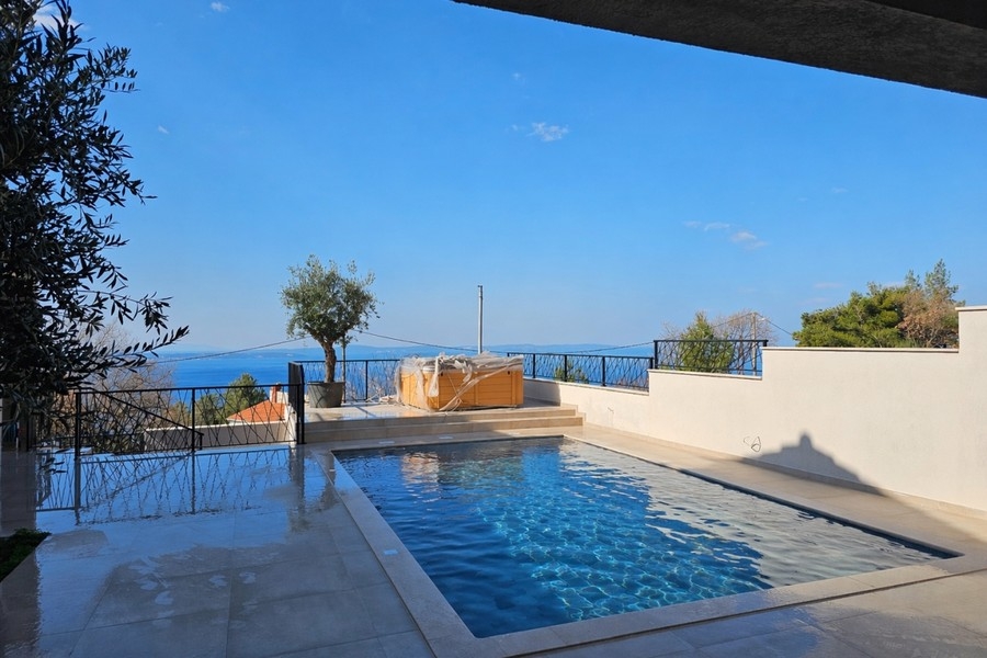 Casa con piscina e vista mare vicino a Podstrana, Split in Croazia.