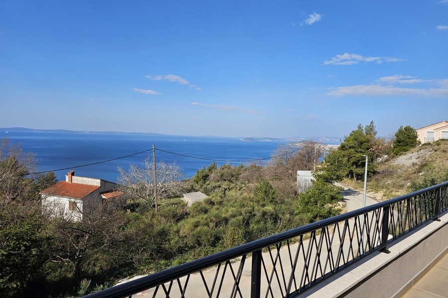 Vista mare sulla linea costiera vicino a Podstrana nella zona di Split, Croazia.