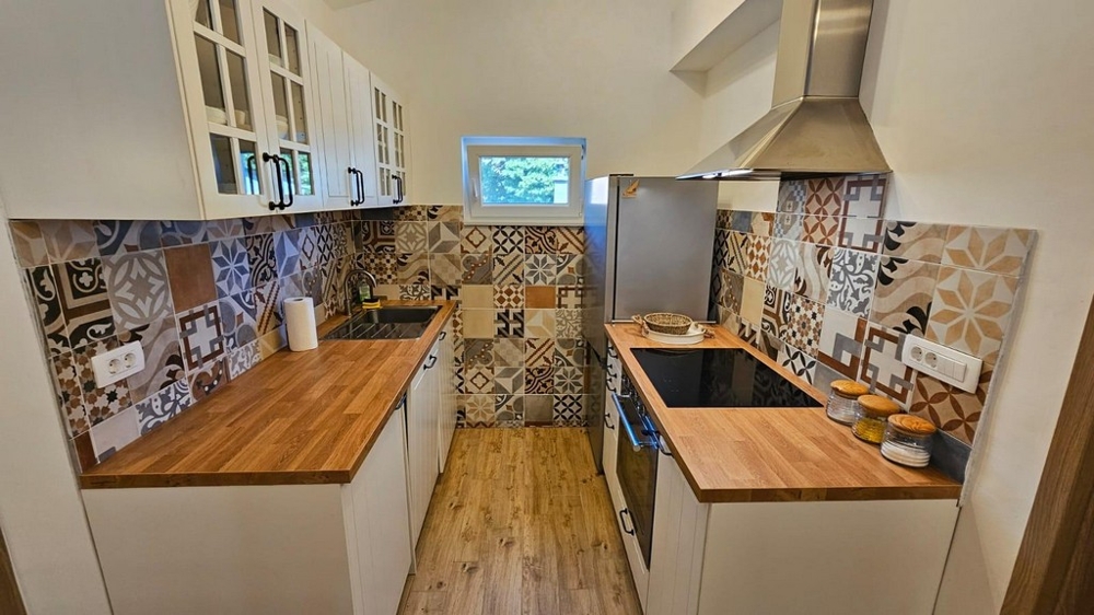 Cucina moderna con piano di lavoro in legno