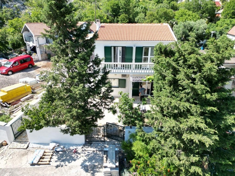 Casa con due unità abitative in posizione tranquilla