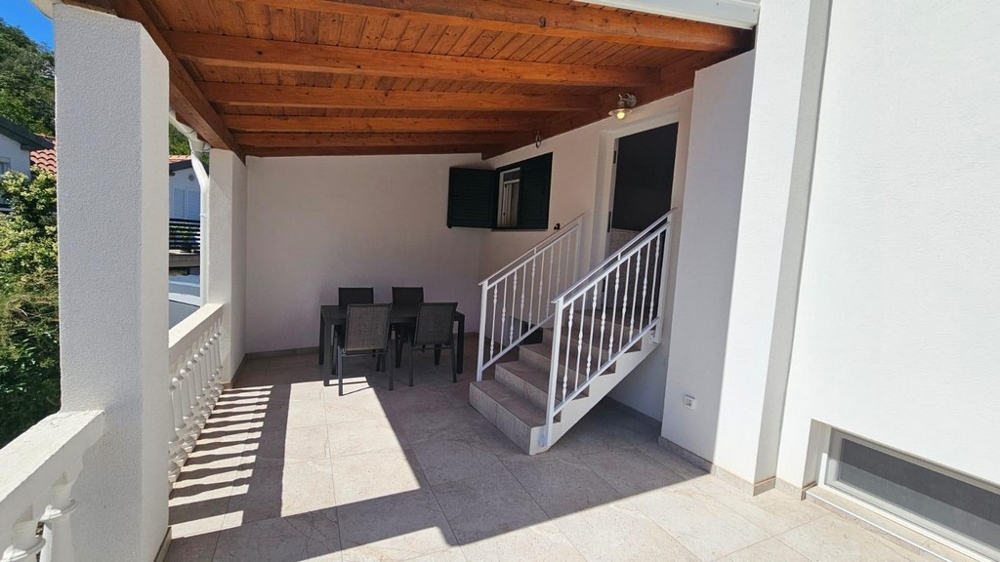 Terrazza coperta con zona salotto