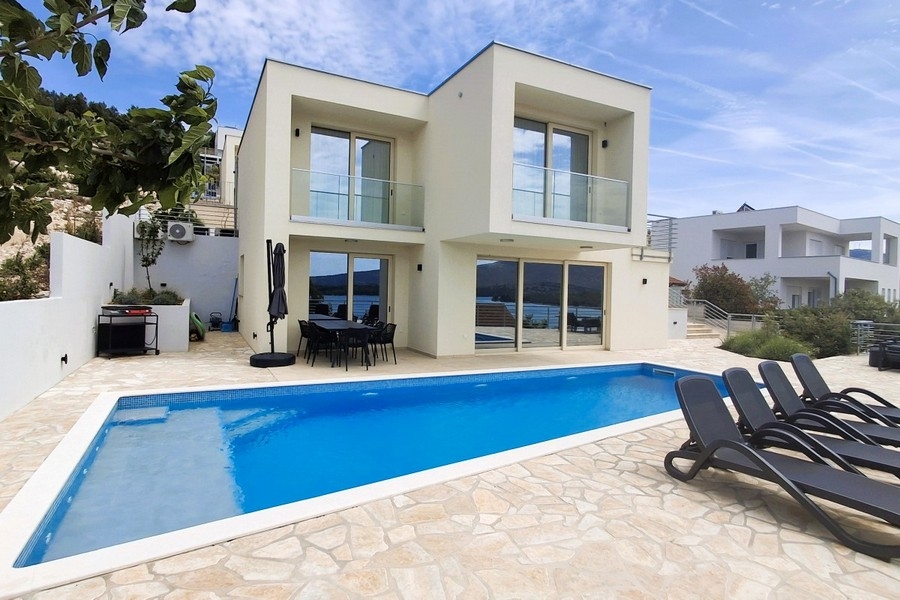Villa moderna con piscina in Croazia.