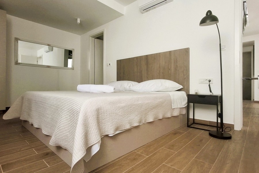 Camera da letto con letto matrimoniale e interni moderni