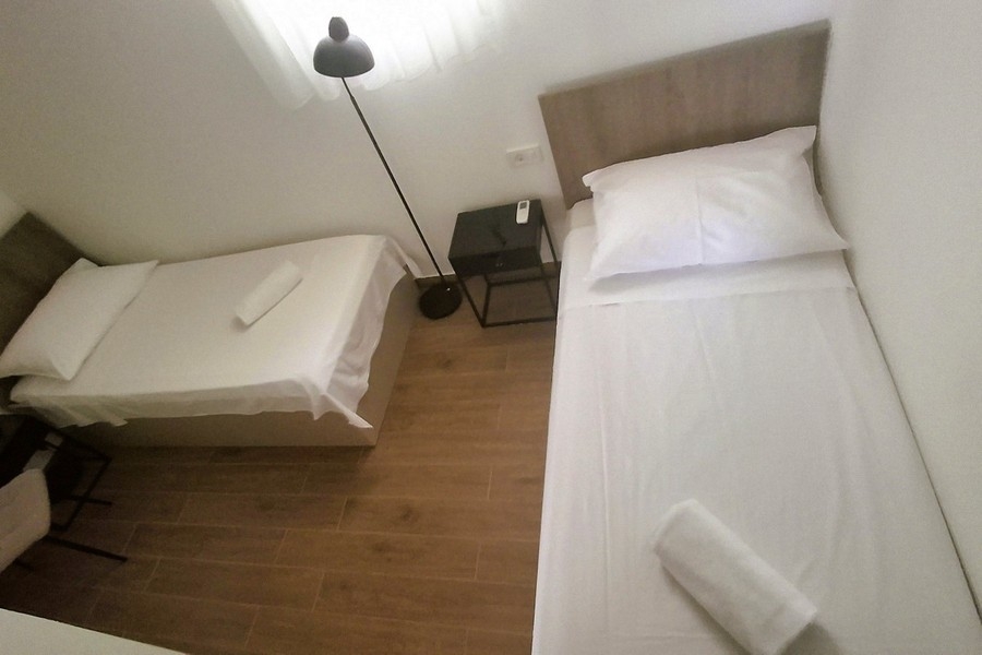 Cameretta con due letti singoli in una villa moderna