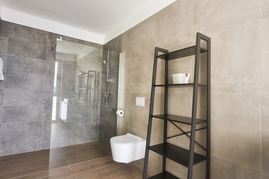 Bagno moderno con doccia a filo pavimento