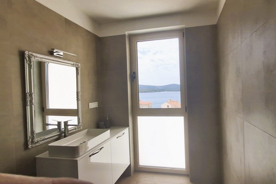 Bagno con vista mare e dotazioni di pregio