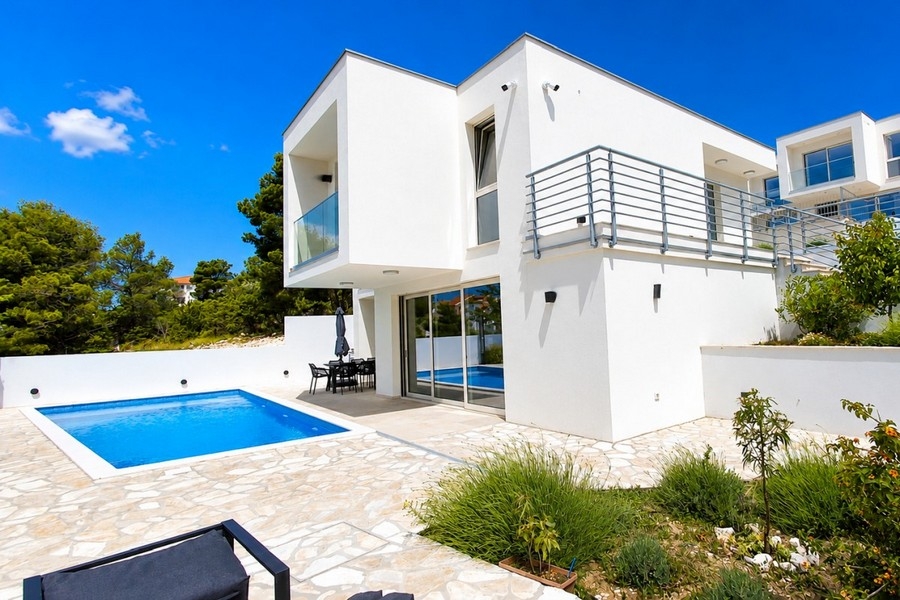 Villa con piscina in posizione mediterranea