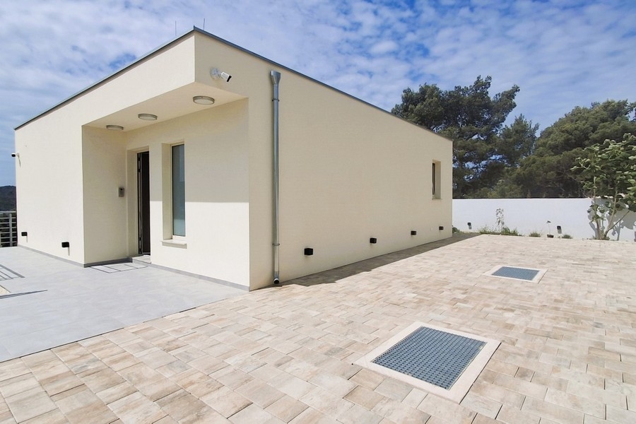 L'ingresso della villa si trova al piano superiore.