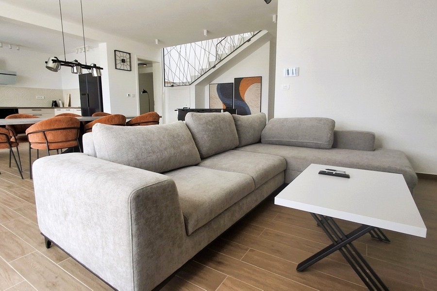 Soggiorno moderno con ambiente aperto in una villa di nuova costruzione in Croazia