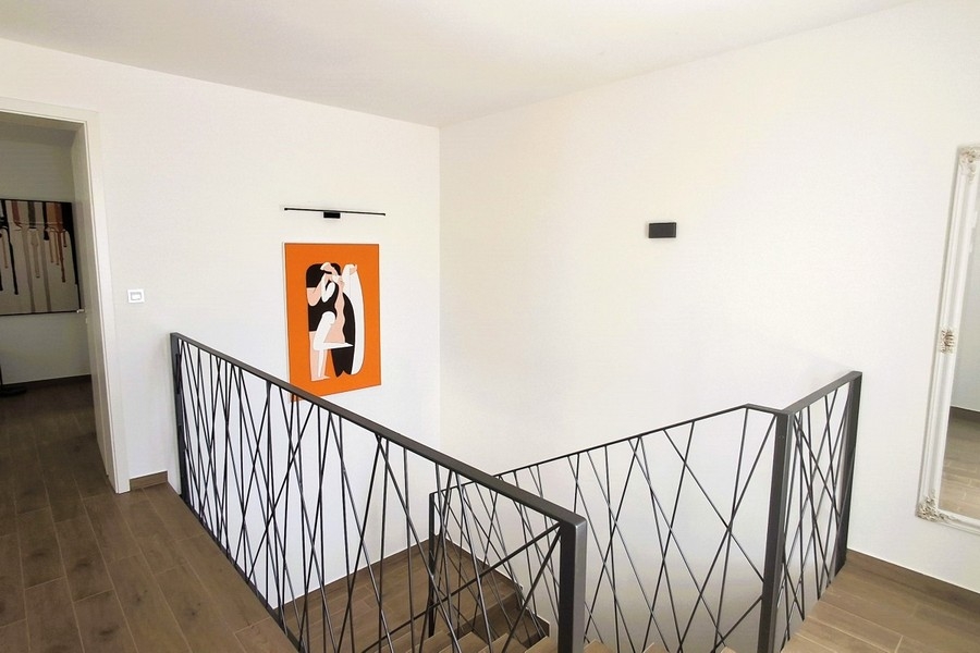 Galleria aperta al piano superiore della villa moderna
